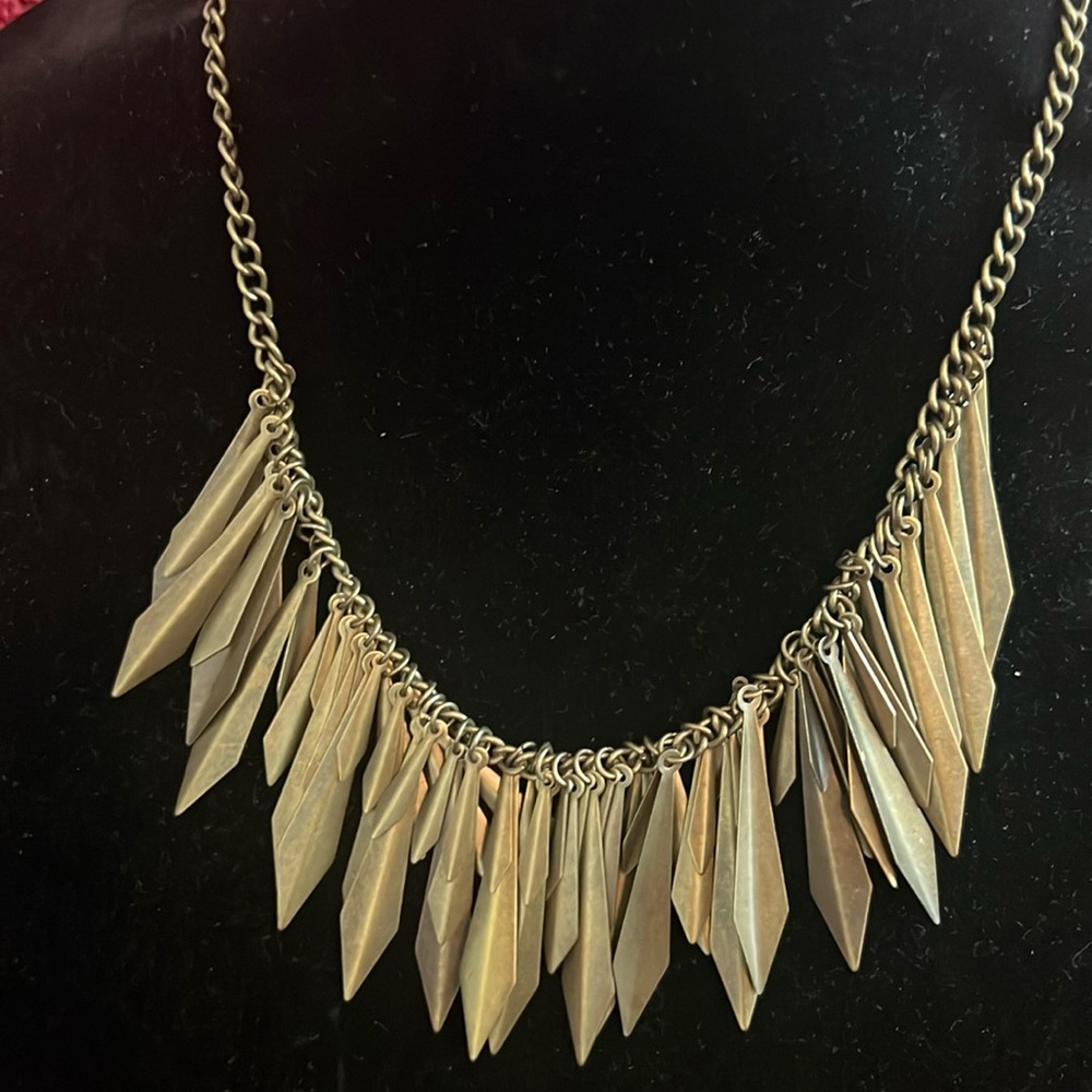 Earth tone bronze fridge like necklace.